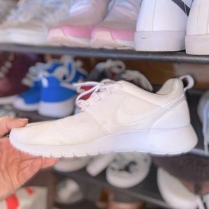 White Nike roshe